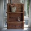 Bruin houten wandrek met haakjes