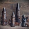 Set van drie donkerbruin glanzende houten kerstbomen