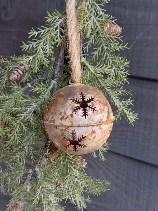 Roest kerstbel rond aan koord, 9 cm