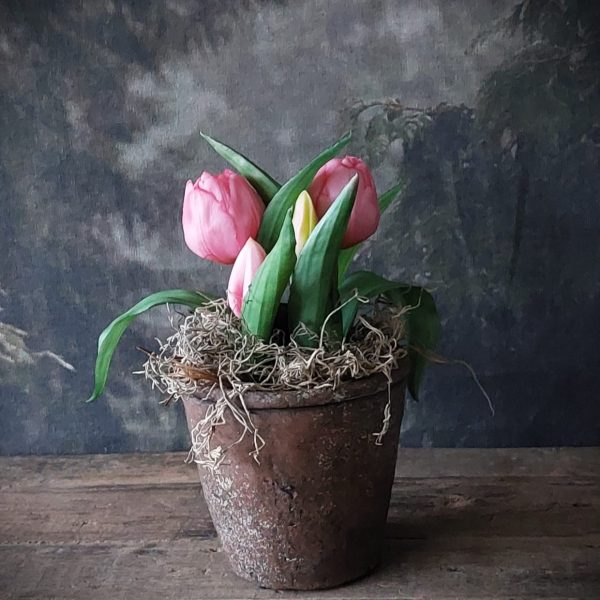 Bruine stenen pot met roze kunsttulp en tillandsia