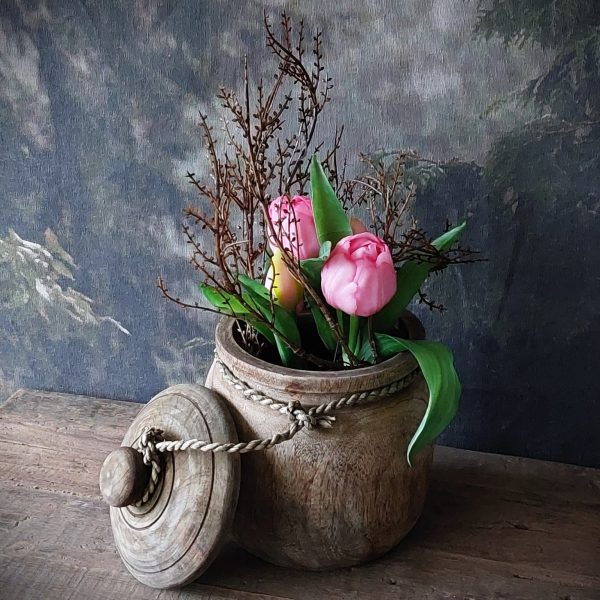 Set van houten pot met deksel en roze kunsttulp