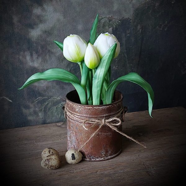 Witte kunsttulp in roest metalen pot