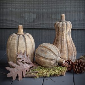 Drie houten pompoenen bruin