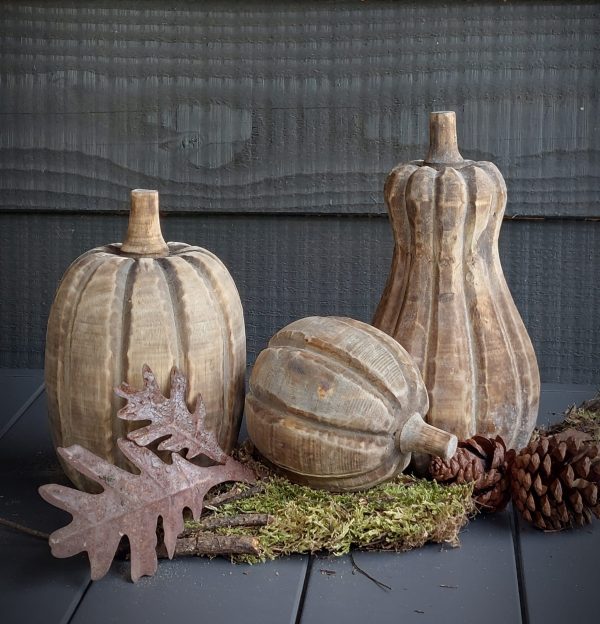 Drie houten pompoenen bruin
