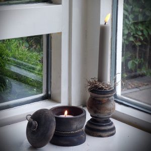 Bruingrijs houten potje met deksel