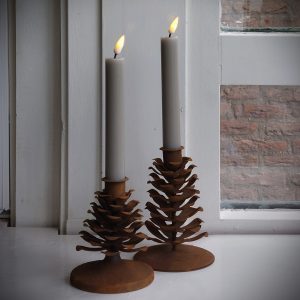 Roest metalen dennenappel kandelaar, 12 cm