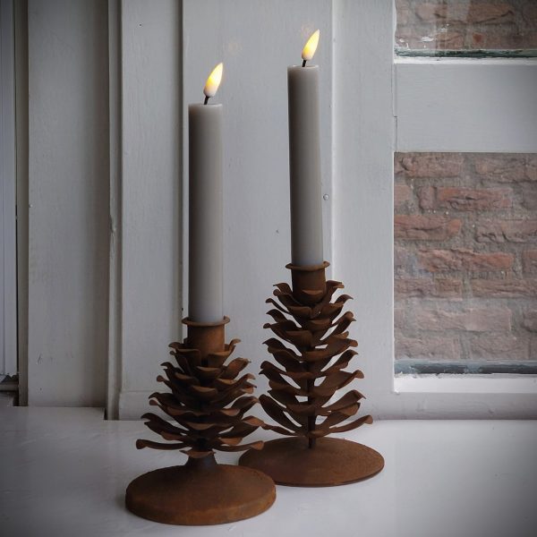Roest metalen dennenappel kandelaar, 14 cm