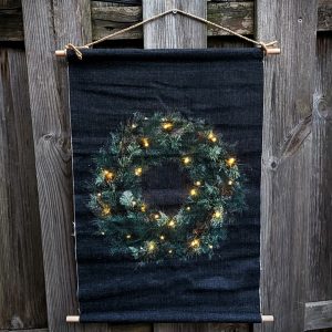 Wanddoek met krans en lampjes grijs