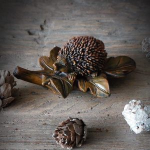 Egeltje op boomblad ''brons''