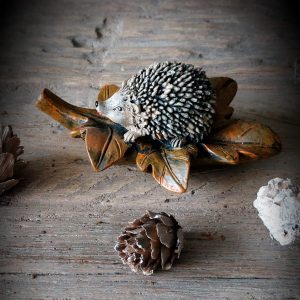 Egeltje op boomblad ''bruin''