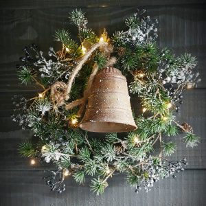 Kerst kunstkrans sneeuw zwarte bes roestklok