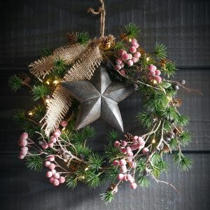 Kerst kunstkrans zwarte rode bes en ster