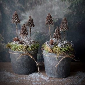 Stenen pot met kerstboompjes bruin