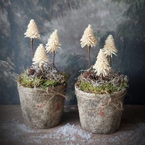 Stenen pot met kerstboompjes beige