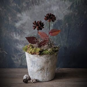 Roestbloemen in stenen pot