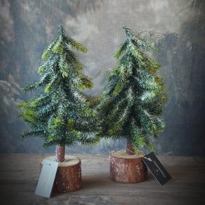 Kunst dennenboompje met imitatie sneeuw