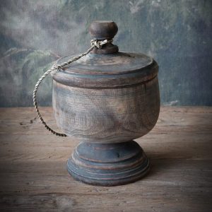 Bruingrijs houten pot met deksel op voet