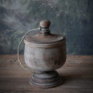 Bruin houten pot met deksel op voet