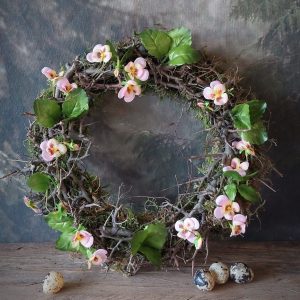 Mos bonsaikrans met roze kunst viooltjes