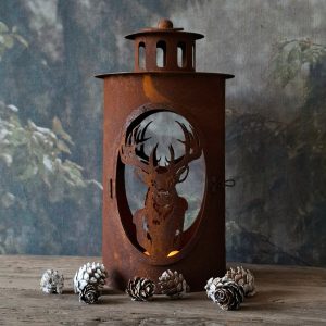 Roest metalen lantaarn hert
