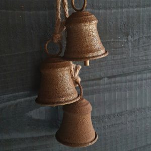 Touw met drie roest klokken